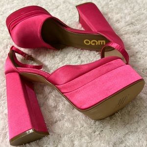 High Heel size 8 runs big wide on the front color fucsia not heavy brand new
